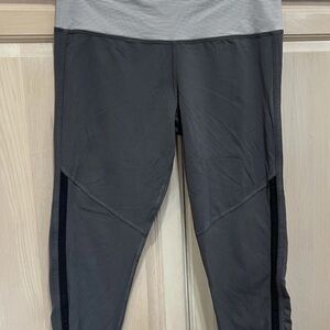 Lululemon Women’s Gray and Black Cropped Leggings Size 2